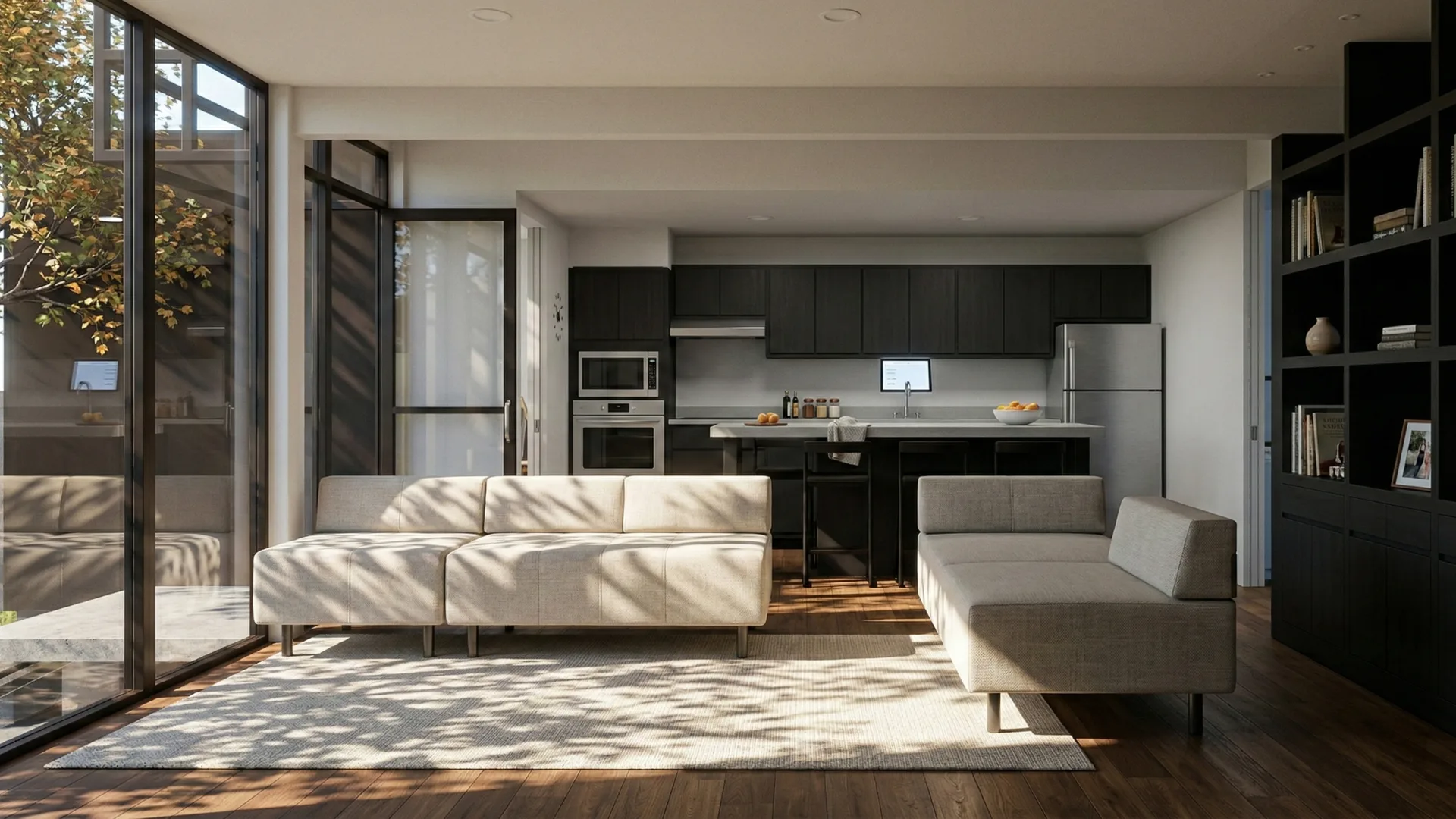 Container House: interno del soggiorno con la cucina, la libreria e le vetrate sul giardino